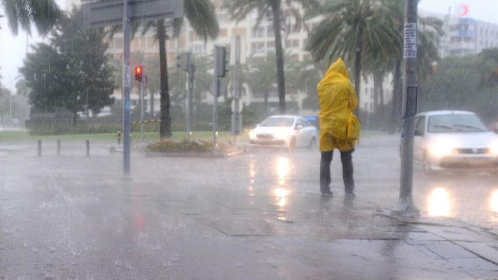 İzmir'de şiddetli sağanak ve dolu etkisi