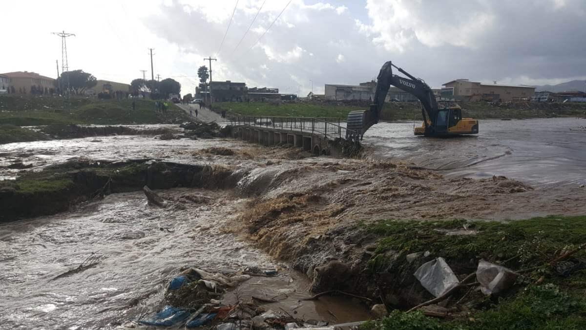 İzmir'de taşkın sularına kapılan araçtaki 3 kişiyi itfaiye kurtardı