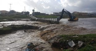 İzmir'de taşkın sularına kapılan araçtaki 3 kişiyi itfaiye kurtardı