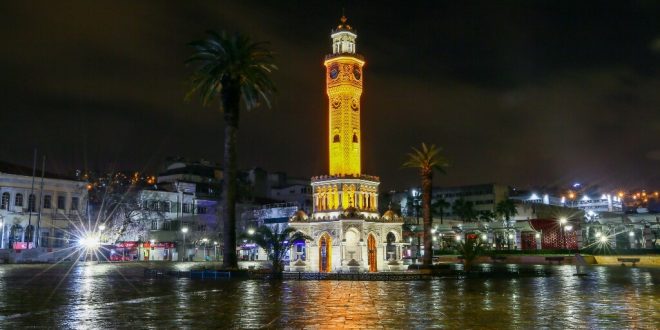 İzmir'de yağmur sonrası saat kulesi görüntüleri hayran bıraktı