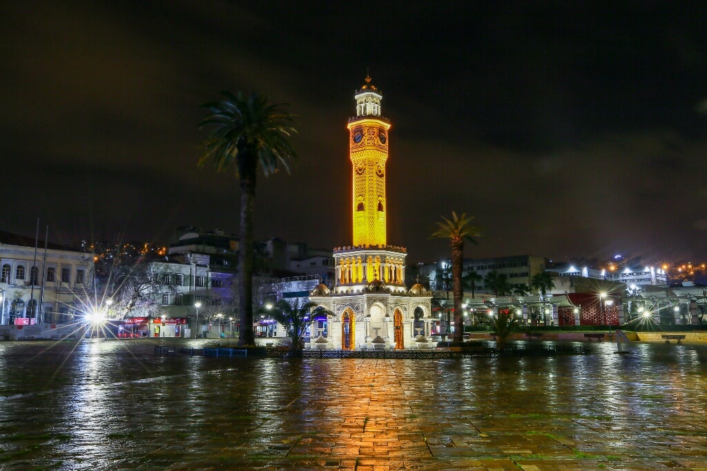 İzmir'de yağmur sonrası saat kulesi görüntüleri hayran bıraktı