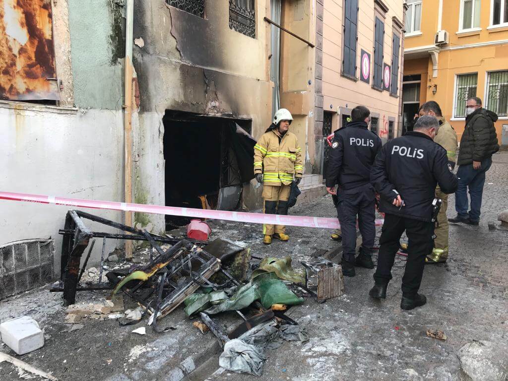 İzmir'in Konak ilçesinde binada çıkan yangında bir kişi yaralandı