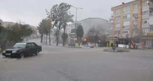 Kuşadası ve Bergama'da sağanak su baskınlarına neden oldu