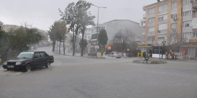 Kuşadası ve Bergama'da sağanak su baskınlarına neden oldu