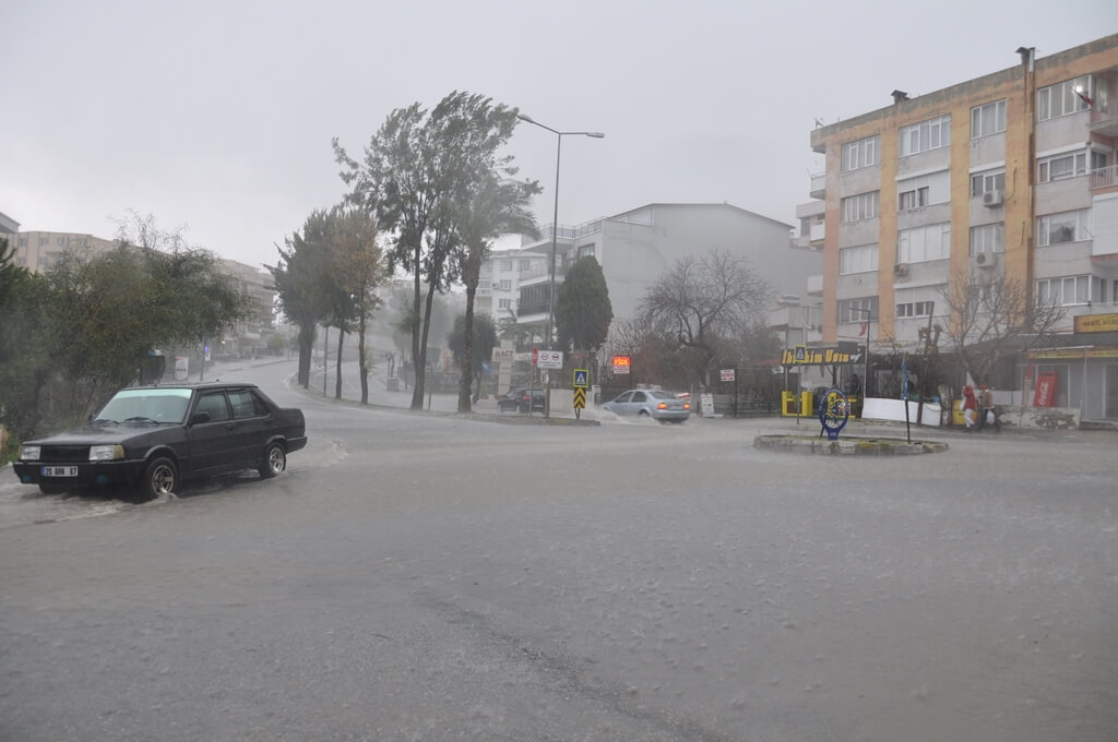 Kuşadası ve Bergama'da sağanak su baskınlarına neden oldu