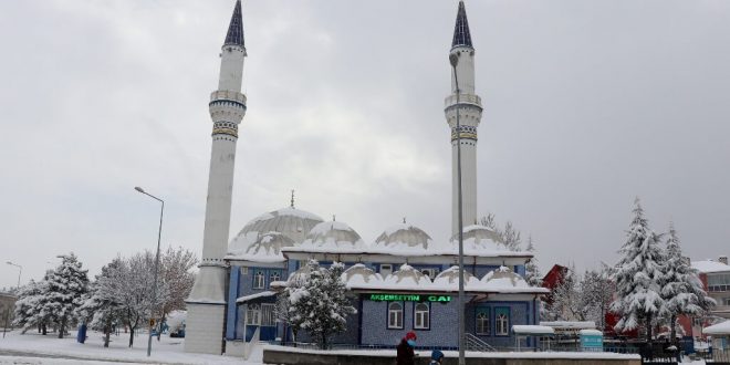 Kütahya'da kar yağışı etkisini arttırarak devam ediyor