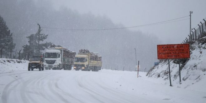 Kütahya'da kar yağışı ulaşımı olumsuz etkiliyor