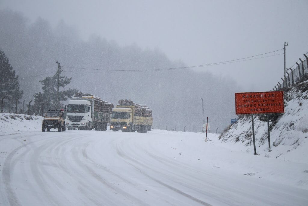 Kütahya'da kar yağışı ulaşımı olumsuz etkiliyor