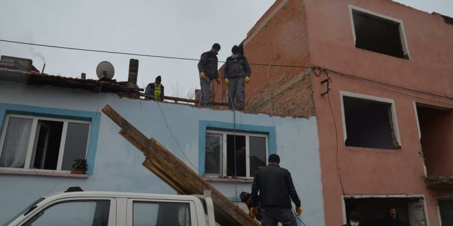 Kütahya’da şiddetli rüzgardan yıkılan duvar bir eve zarar verdi