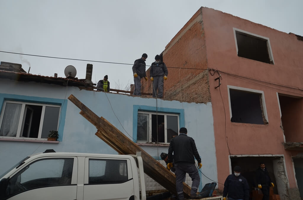 Kütahya’da şiddetli rüzgardan yıkılan duvar bir eve zarar verdi