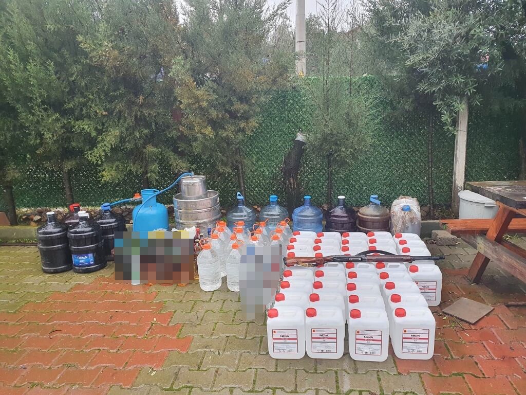 Manisa'da 1075 litre sahte içki ve etil alkol ele geçirildi