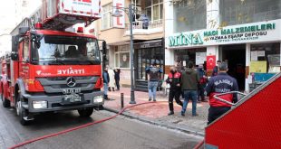 Manisa'da bir iş yerinde çıkan yangında 6 kişi dumandan etkilendi