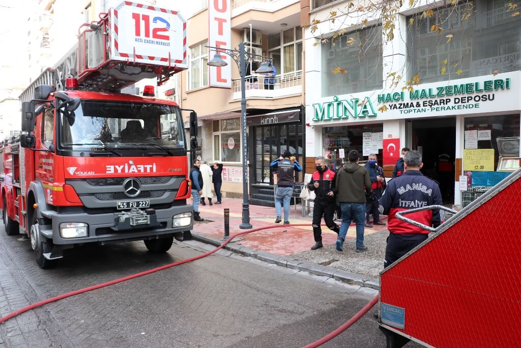 Manisa'da bir iş yerinde çıkan yangında 6 kişi dumandan etkilendi