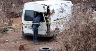 Manisa'da derede bulunan minibüsün sürücüsü aranıyor