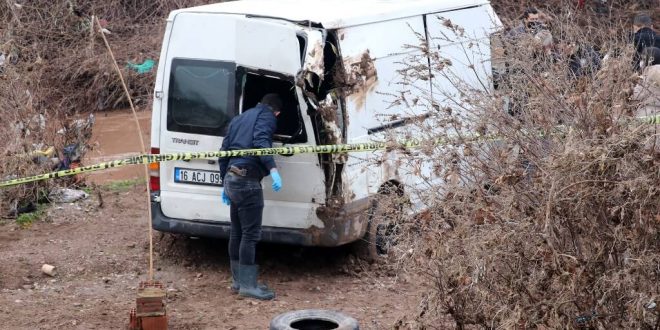 Manisa'da derede bulunan minibüsün sürücüsü aranıyor