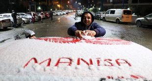 Manisa'da kar yağışı etkili oluyor