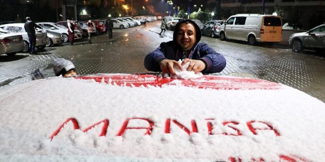 Manisa'da kar yağışı etkili oluyor