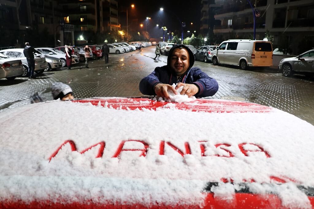 Manisa'da kar yağışı etkili oluyor