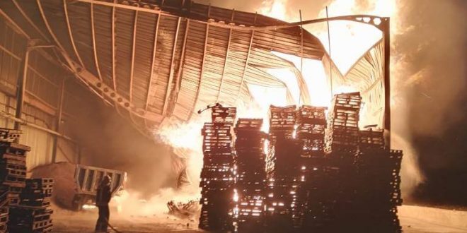 Manisa'da salça fabrikasındaki yangın söndürüldü