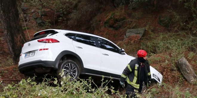 Manisa'da şarampole devrilen cipteki 2 kişi yara almadan kurtuldu