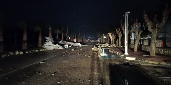 Manisa'da şiddetli rüzgar nedeniyle caminin minaresi yıkıldı