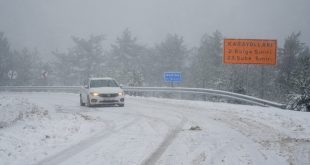 Manisa'da yüksek kesimlerde kar yağışı başladı