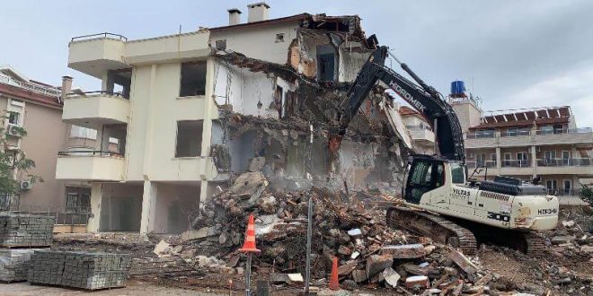 Marmaris'te Apart Otel Riskli Yapı olduğundan iş makinesiyle yıkıldı