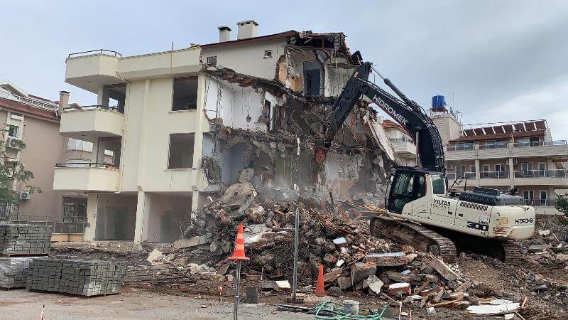 Marmaris'te Apart Otel Riskli Yapı olduğundan iş makinesiyle yıkıldı