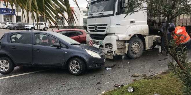 Muğla'da yaralamalı trafik kazasına ait görüntüler güvenlik kamerasına yansıdı