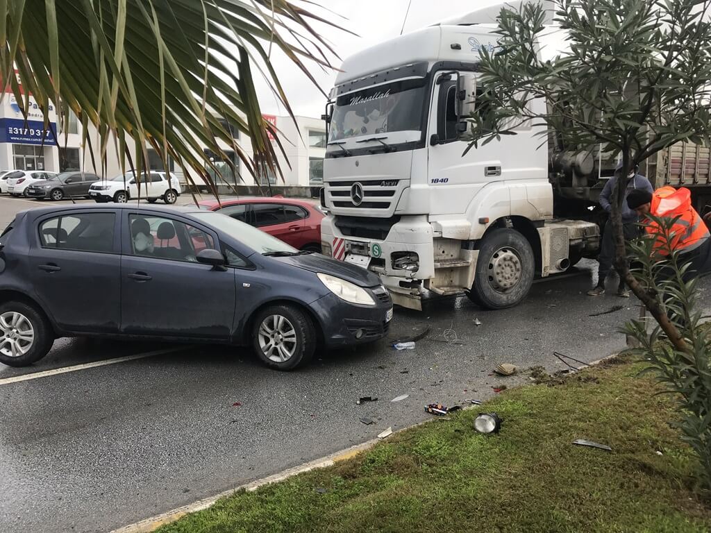 Muğla'da yaralamalı trafik kazasına ait görüntüler güvenlik kamerasına yansıdı