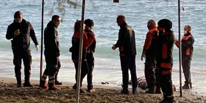 Muğla'nın Datça ilçesinde sahilde erkek cesedi bulundu.