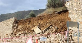 Ödemiş'te mezarlığın istinat duvarı yağışlar nedeniyle çöktü