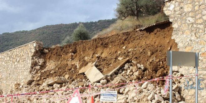 Ödemiş'te mezarlığın istinat duvarı yağışlar nedeniyle çöktü