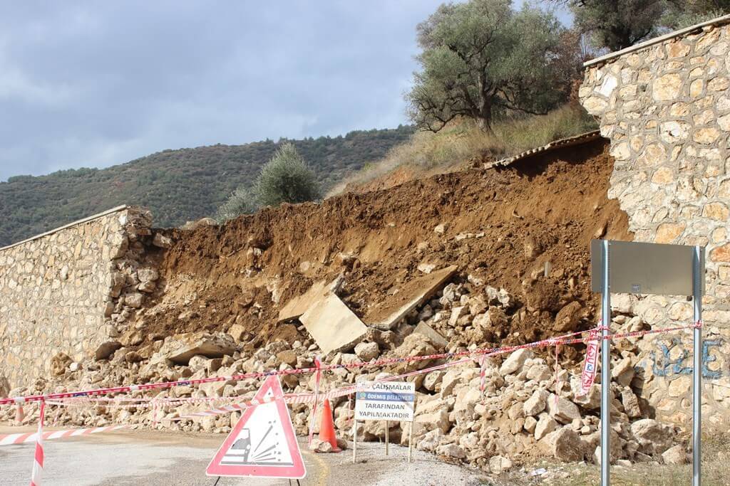 Ödemiş'te mezarlığın istinat duvarı yağışlar nedeniyle çöktü