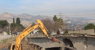 Sarayköy'de dayanıksız olduğu belirlenen Menderes Köprüsünün yıkımına başlandı