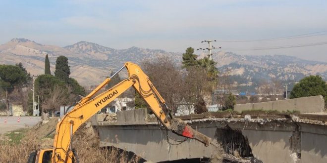 Sarayköy'de dayanıksız olduğu belirlenen Menderes Köprüsünün yıkımına başlandı