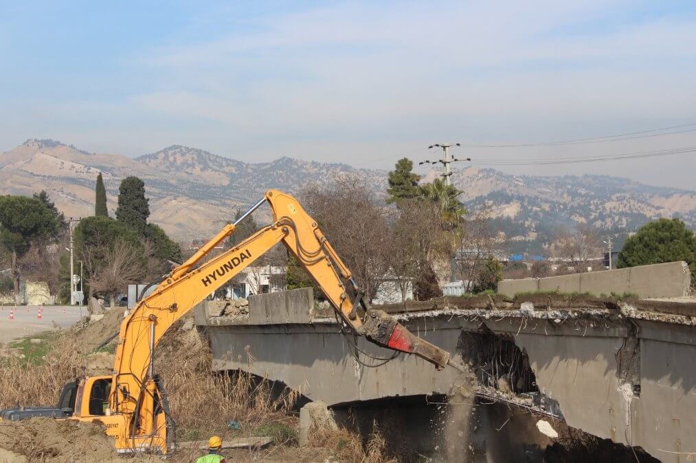 Sarayköy'de dayanıksız olduğu belirlenen Menderes Köprüsünün yıkımına başlandı