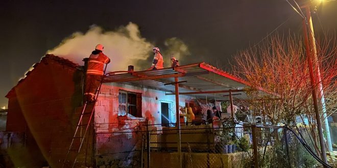 Tire'de meydana gelen ev yangınında bir ev kullanılamaz hale geldi