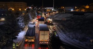 Uşak'ta kar yağışı kentte sürücülere zor anlar yaşattı