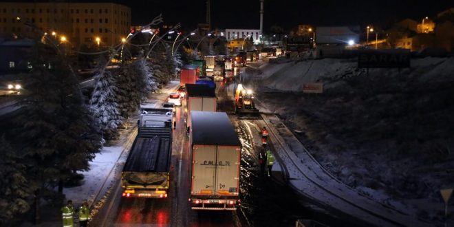 Uşak'ta kar yağışı kentte sürücülere zor anlar yaşattı