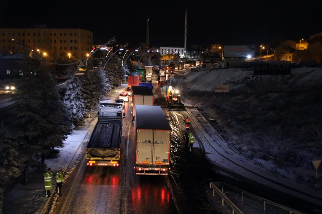 Uşak'ta kar yağışı kentte sürücülere zor anlar yaşattı