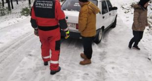 Yaylada kaza nedeniyle kapanan yolda araçların mahsur kalan 15 kişi kurtarıldı