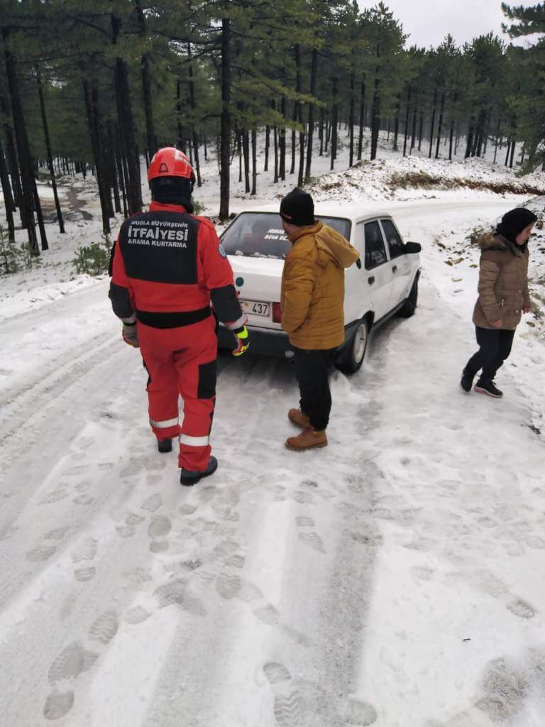 Yaylada kaza nedeniyle kapanan yolda araçların mahsur kalan 15 kişi kurtarıldı