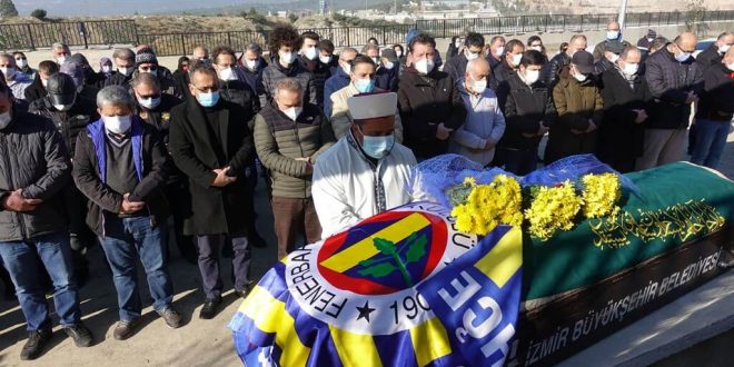 Kocaeli'nde, evinin yakınındaki su kanalında ters dönmüş aracında ölü bulunan doktor Uğur Tolun'un cenazesi, memleketi İzmir'de toprağa verildi