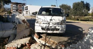 Aydın'da sürücüsünü arı sokan minibüs evin bahçe duvarına çarptı