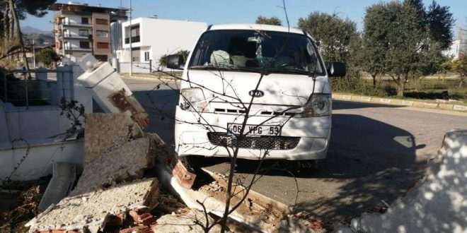 Aydın'da sürücüsünü arı sokan minibüs evin bahçe duvarına çarptı