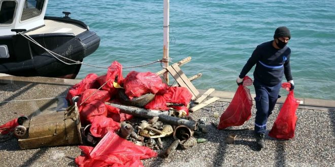 Bodrum'da dalgıçların yaptığı deniz dibi temizliğinde yarım ton atık toplandı