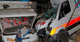 Fethiye'de park halindeki kamyonlara çarpan ambulanstaki 3 sağlık çalışanı yaralandı