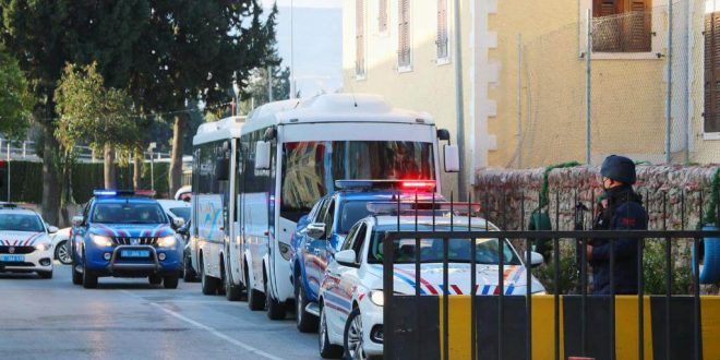 FETÖ'nün TSK yapılanmasına yönelik İzmir merkezli operasyonda yakalanan 15 şüpheli adliyede