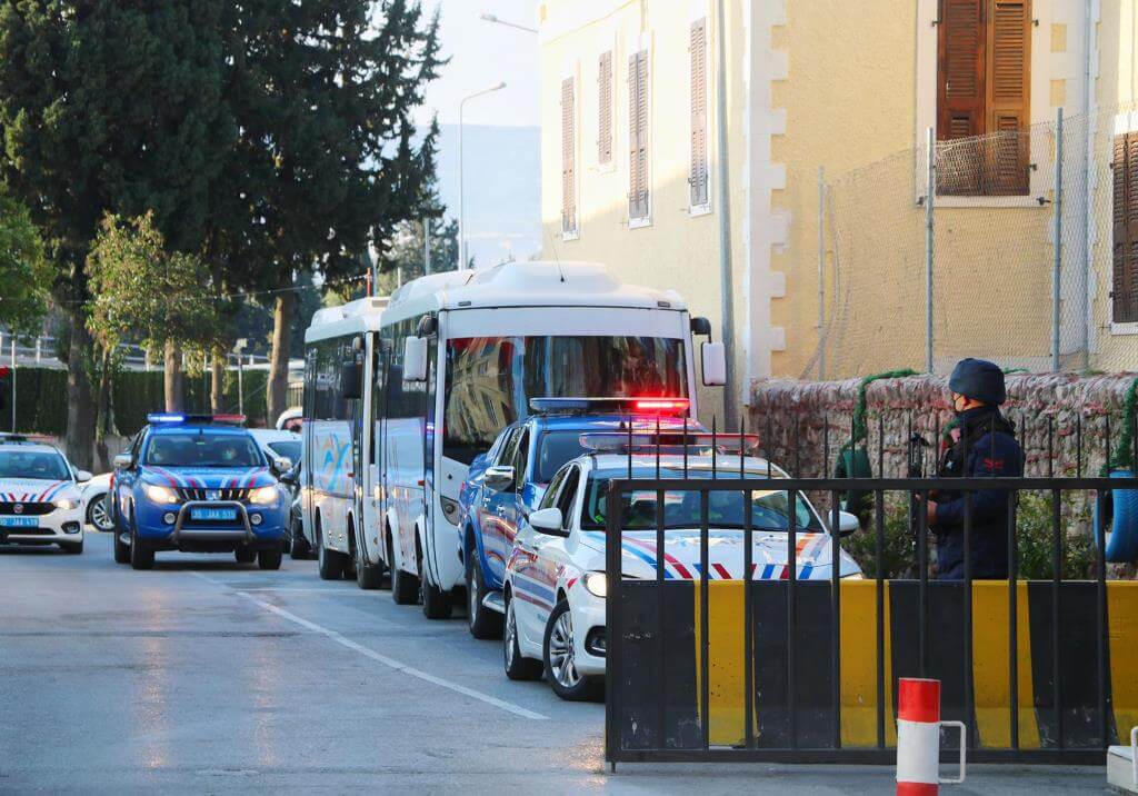 FETÖ'nün TSK yapılanmasına yönelik İzmir merkezli operasyonda yakalanan 15 şüpheli adliyede